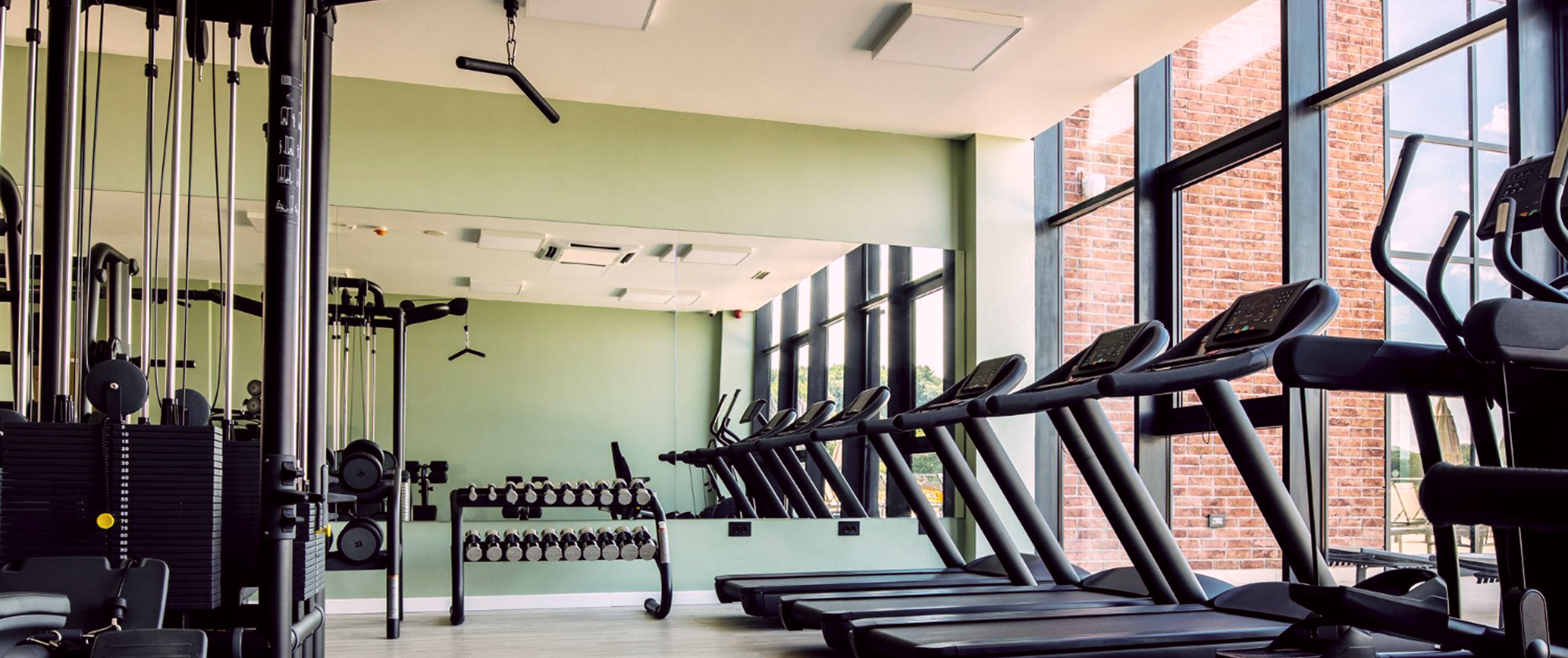 тренажерный зал с беговыми дорожками, зеркальной стеной и панорамным остеклением