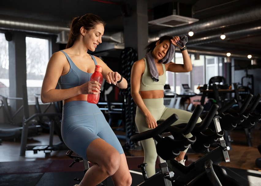 Девушки занимаются на велотренажерах